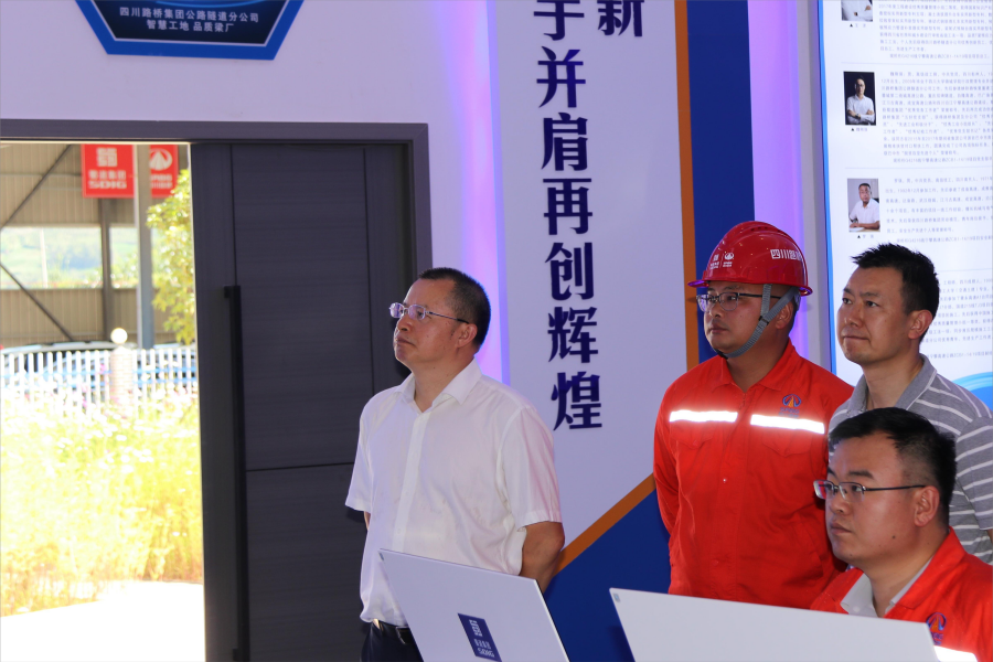 7月13日，williamhill官网资深经理王世忠率队到沿江高速宁攀段开展2022年半年度安全生产、环境保护、防汛减灾专项检查并开展“夏送清凉”活动 (1).png