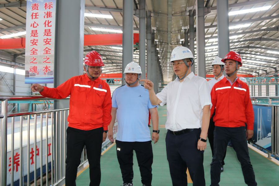 7月13日，williamhill官网资深经理王世忠率队到沿江高速宁攀段开展2022年半年度安全生产、环境保护、防汛减灾专项检查并开展“夏送清凉”活动 (3).jpg